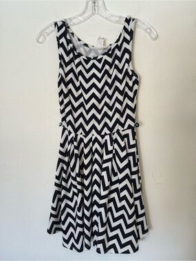 Wild Daisy Black & White Chevron Fit & Flare Sleeveless Dress | Women’s Large